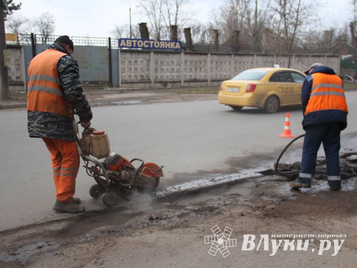 В Великих Луках начался ямочный ремонт улицы Нелидовской (ФОТО)