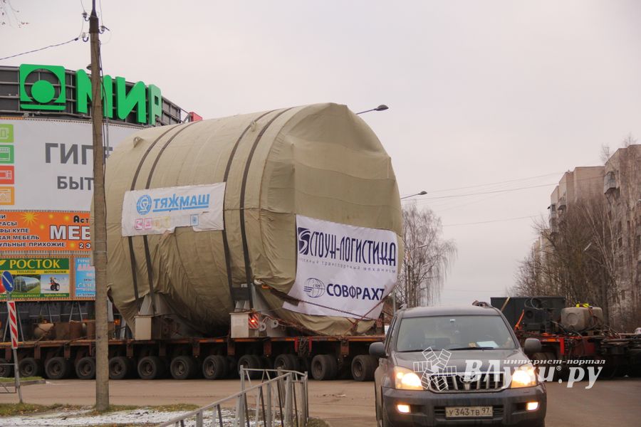 Негабаритный автопоезд вновь следует по улицам Великих Лук