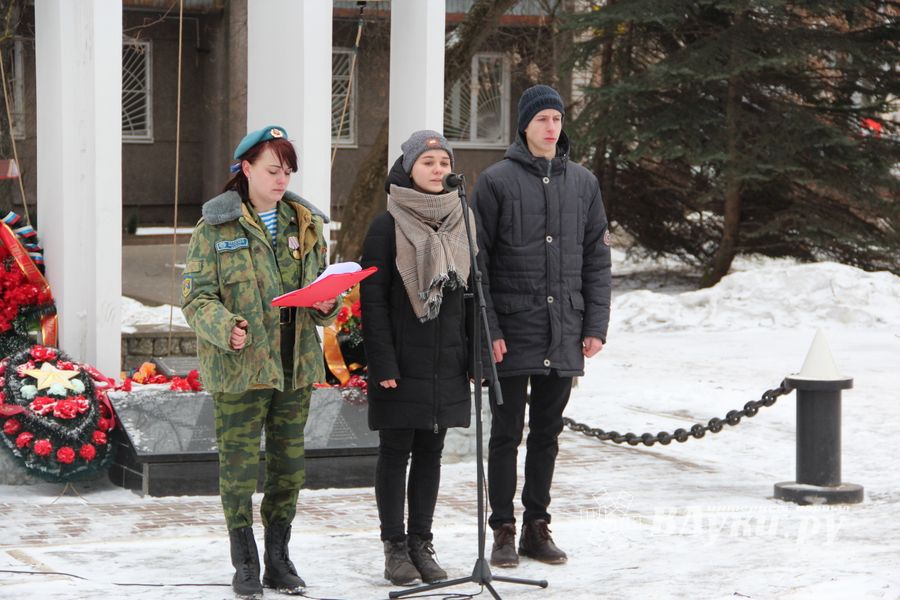 Великолучане почтили память героев-десантников