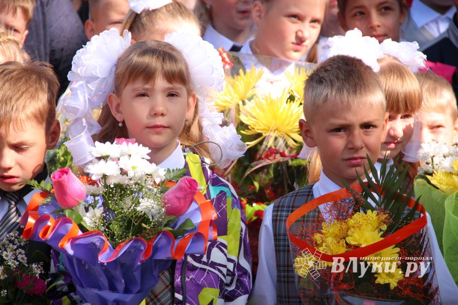 Самую многочисленную школу Великих Лук пополнили 116 первоклассников (ФОТО)