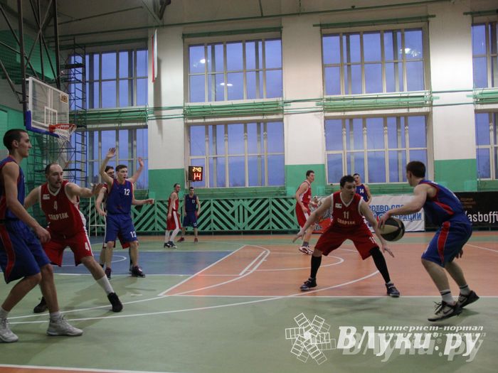 В Великих Луках проходит Открытый Чемпионат г. Великие Луки по баскетболу (фото)