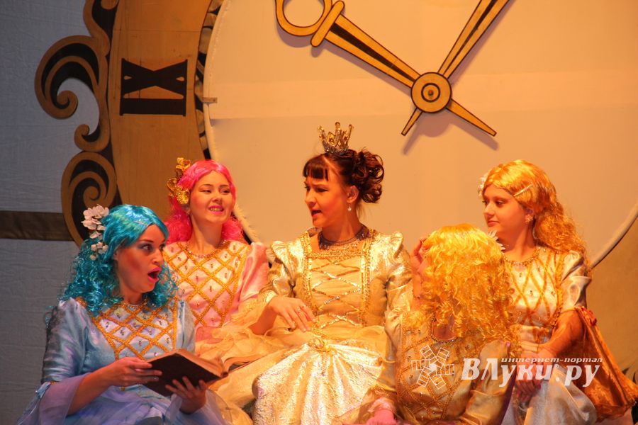 «Принцессу на горошине» и «Свинопаса» показал Великолукский драматический театр (фото)