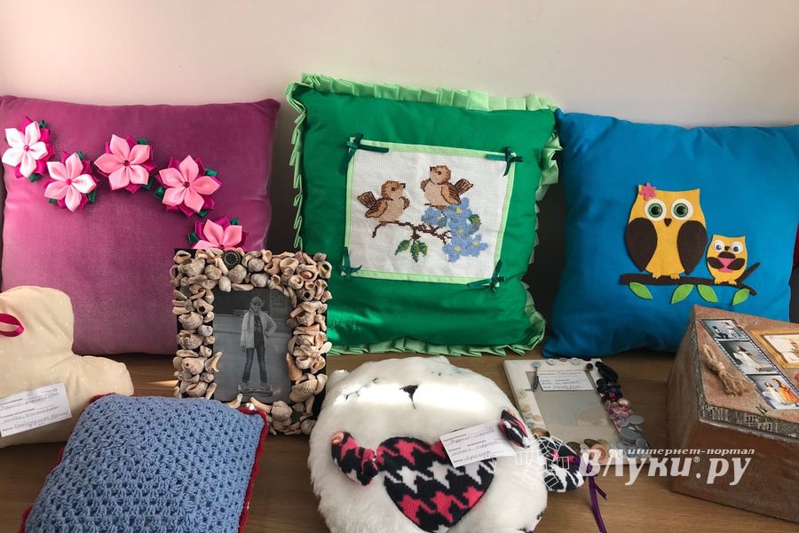 В школе №13 проходит выставка творческих работ учащихся (ФОТО)