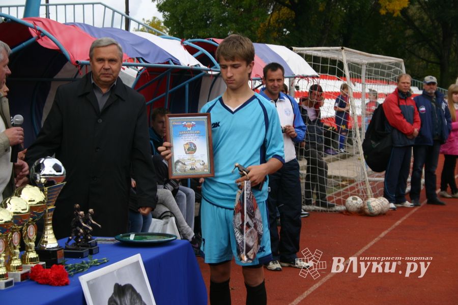 Награждение победителуй турнира по футболу памяти М.Ф. Хренова 
