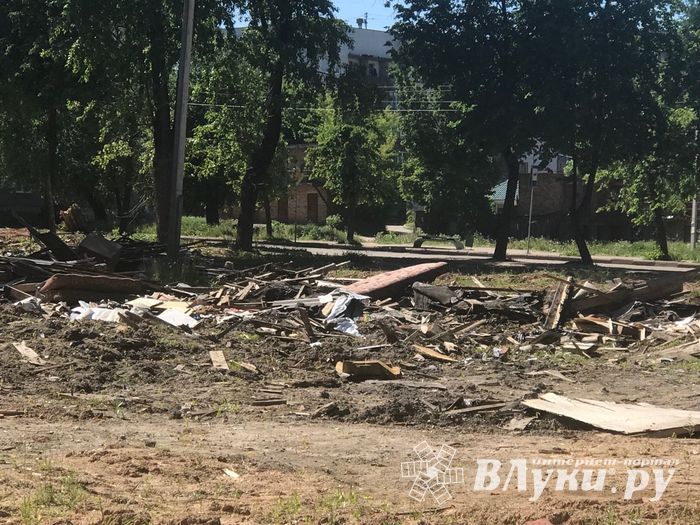 В Великих Луках снесенные дома превращаются в свалки (ФОТО)