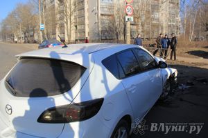 В Великих Луках столкнулись Мерседес и Мазда (фото)