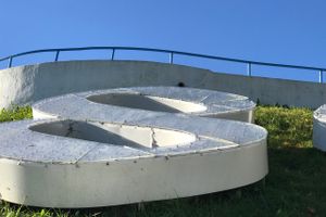 В Великих Луках опять разбили памятный знак (ФОТО)