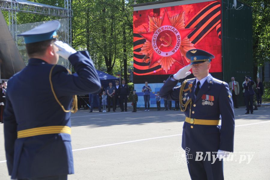 Парад в честь Дня Победы прошел в Великих Луках (ФОТО)
