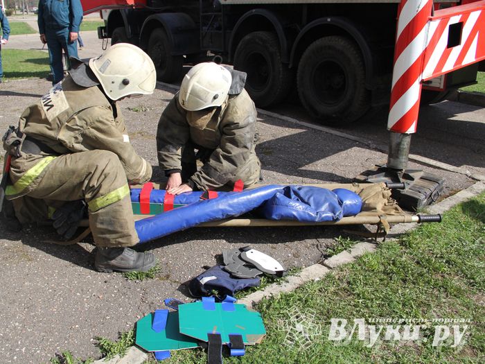 В Великих Луках прошли соревнования пожарных расчетов