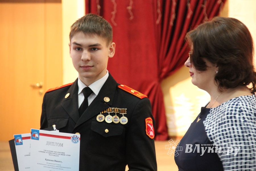 В Великих Луках наградили самых умных школьников 