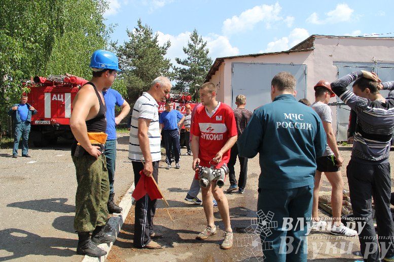 В Великих Луках прошли соревнования среди пожарных