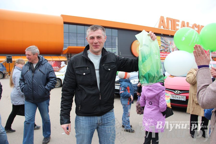 В Великих Луках прошла автомобильная ярмарка