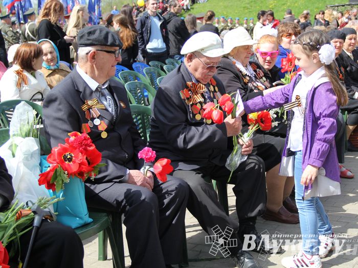 Парад Победы в Великих Луках (фото)
