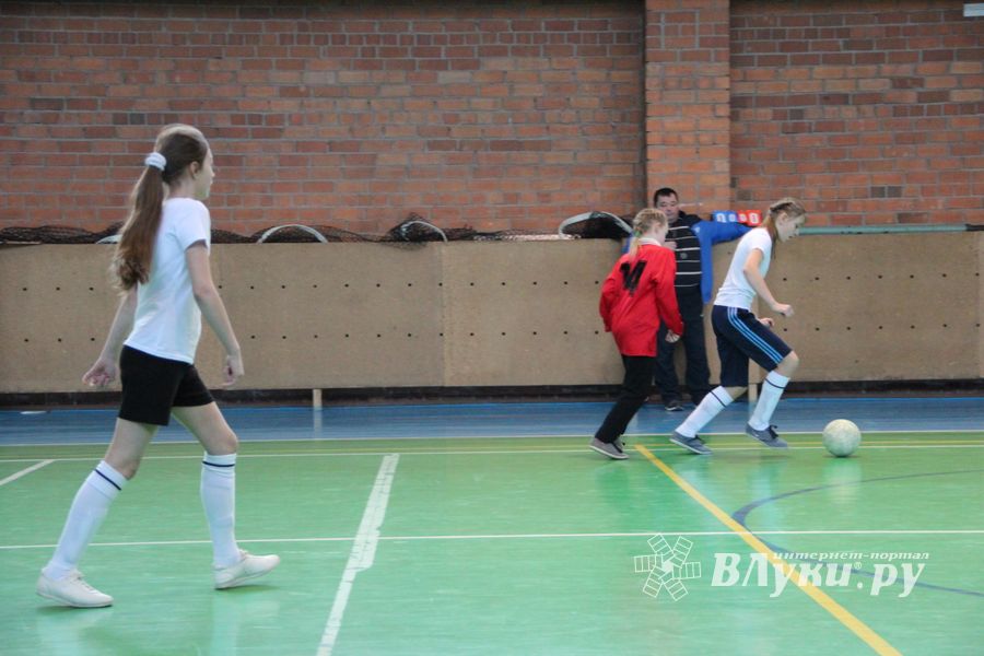 В Великих Луках прошел областной этап по мини-футболу среди девочек (фото)