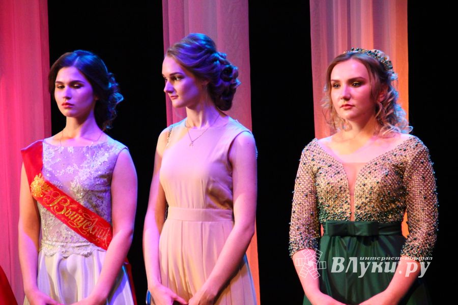 В Великих Луках выпускникам вручили медали «За особые успехи в учении» (ФОТО)