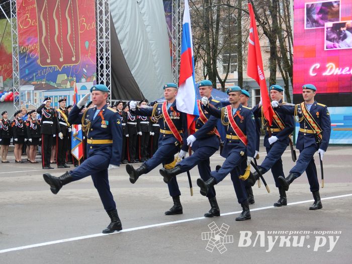 В Великих Луках прошел Парад Победы (ФОТО)