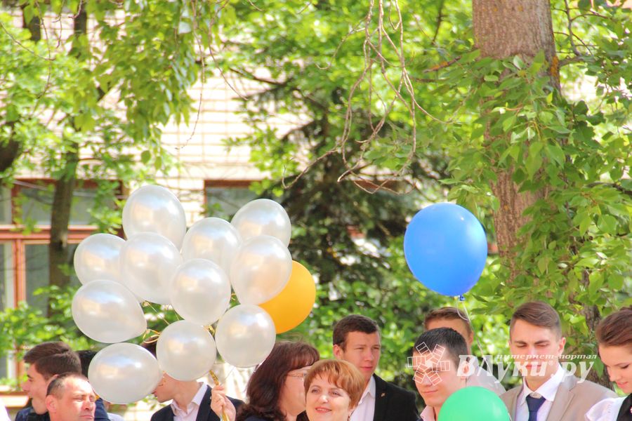 В Великих Луках прозвенели «последние» звонки (ФОТО)