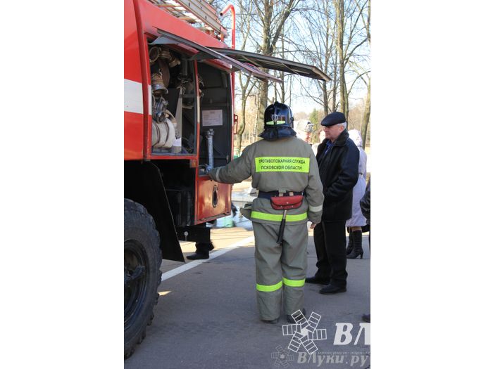 В центре Великих Лук спасатели продемонстрировали свою технику (ФОТО)