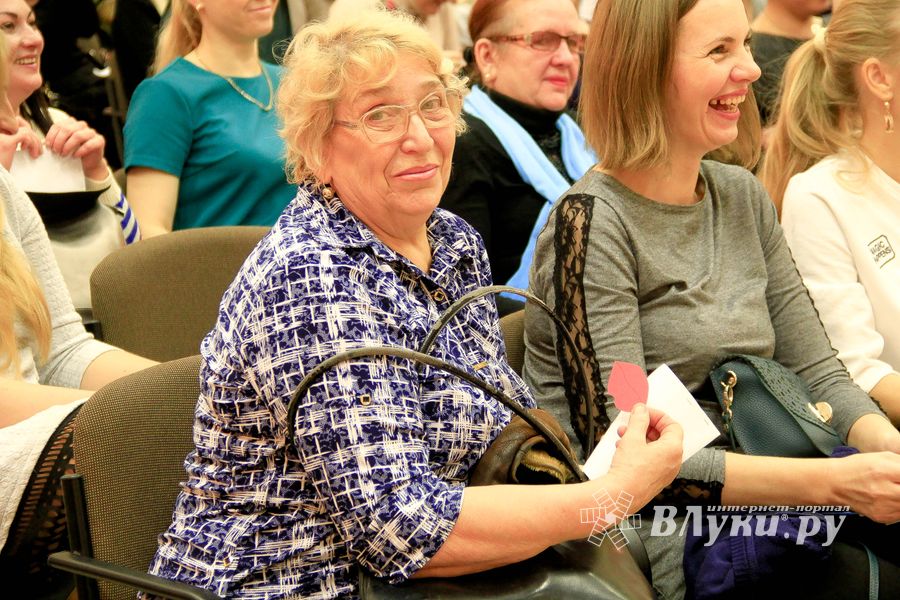 В Великих Луках поздравляют мам (ФОТО)