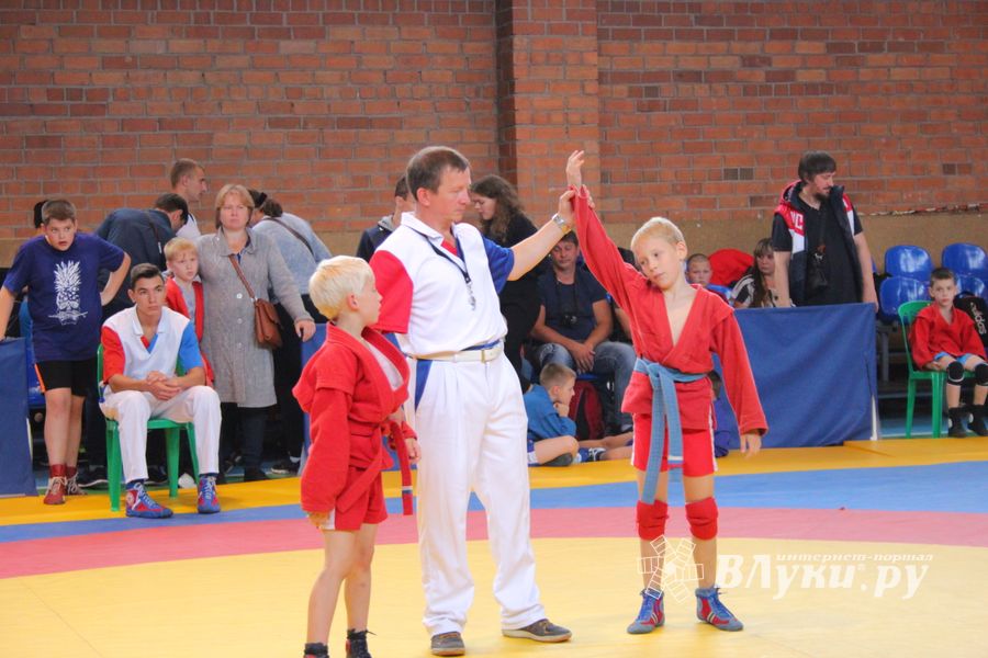 В Великих Луках проходит турнир по самбо (ФОТО)