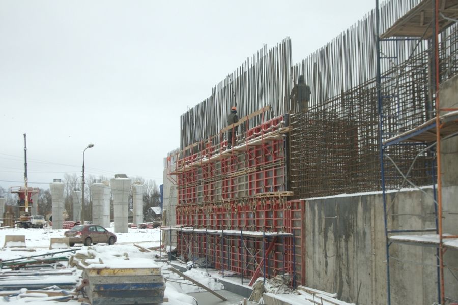В Великих Луках продолжается сборка металлоконструкций пролетного строения путепровода (ФОТО)