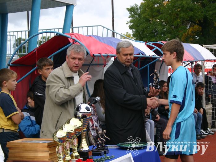 Награждение победителуй турнира по футболу памяти М.Ф. Хренова 