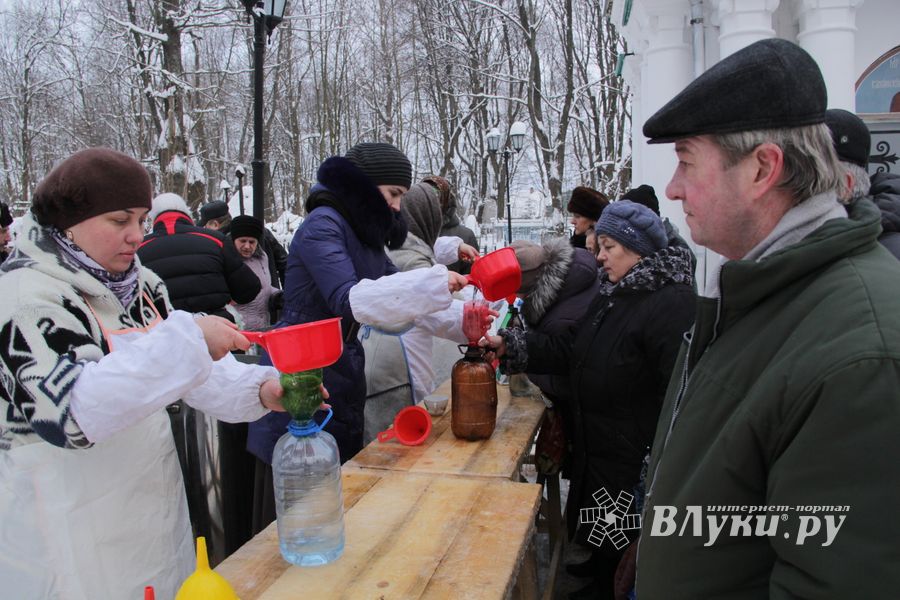 Великолучане запасаются святой водой (фото)