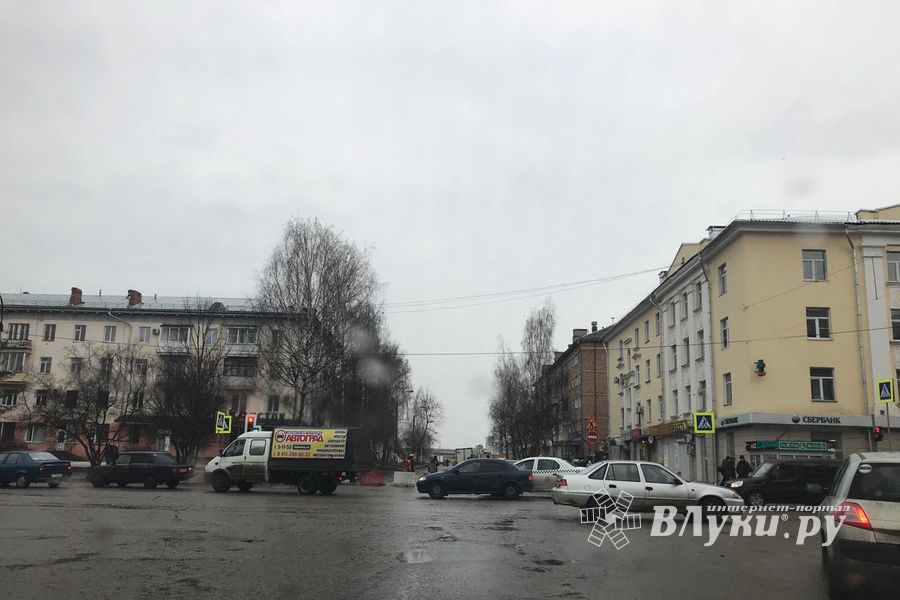 В Великих Луках на Ленина-Дьяконова перекрыли дорогу — город встал (ФОТО)