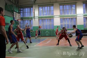 В Великих Луках проходит Открытый Чемпионат г. Великие Луки по баскетболу (фото)