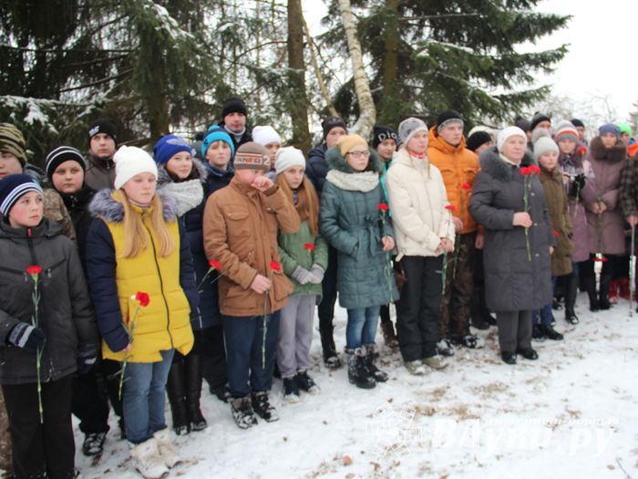 Никто не забыт: в Великих Луках благоустроили могилу неизвестного солдата (ФОТО)