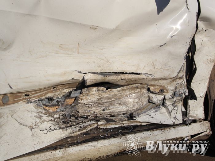 В Великих Луках столкнулись Мерседес и Мазда (фото)