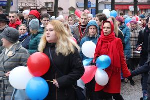 В Великих Луках прошло праздничное шествие (ФОТО)