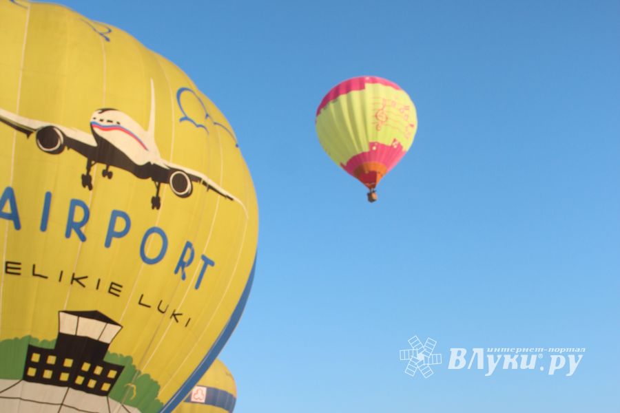 Над Великими Луками взлетели «Яблоки на снегу» (фото)