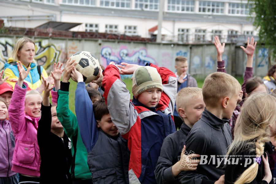 Ребята из пришкольных лагерей соревновались в «Весёлых стартах» (ФОТО)