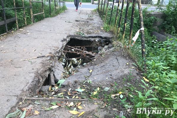 Великие Луки: Где-то строят, а где-то — рушится (ФОТО)