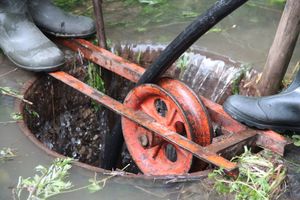 В Великих Луках устраняют серьёзную аварию в сетях канализации (ФОТО)