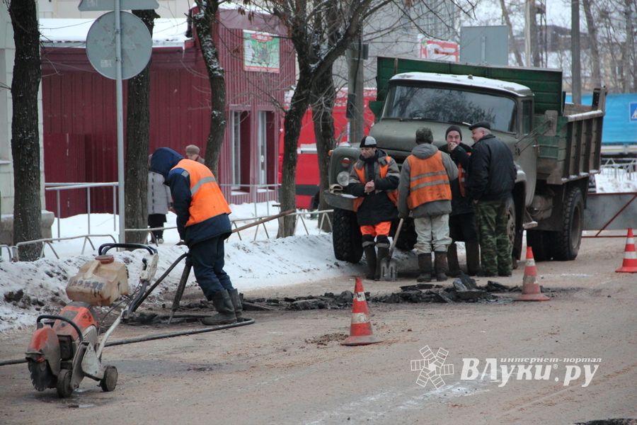 И в оттепель, и в мороз в Великих Луках продолжается ремонт дорог (ФОТО)