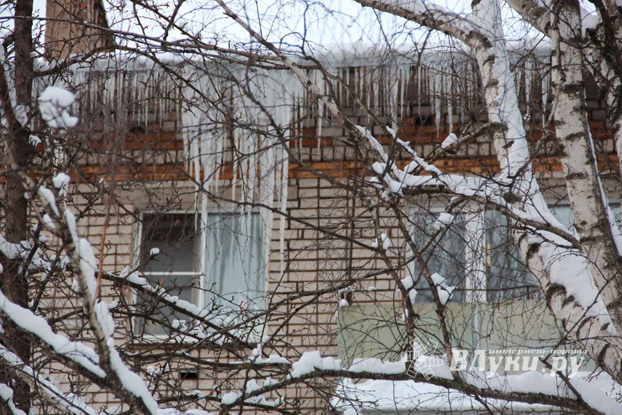 Сосульки в Великих Луках продолжают расти