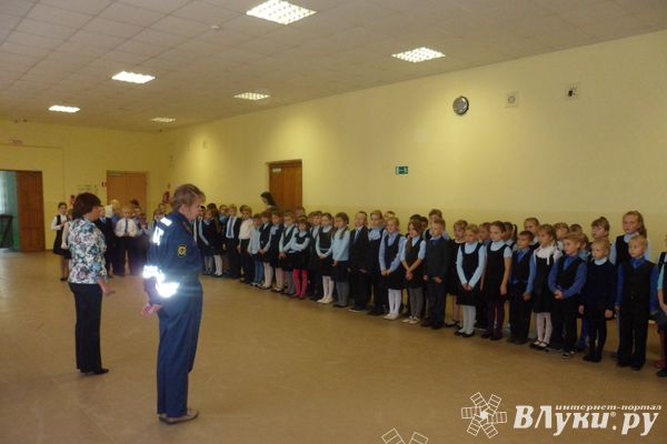 В Великих Луках ГИБДД напоминает детям правила безопасного поведения на дороге (фото)