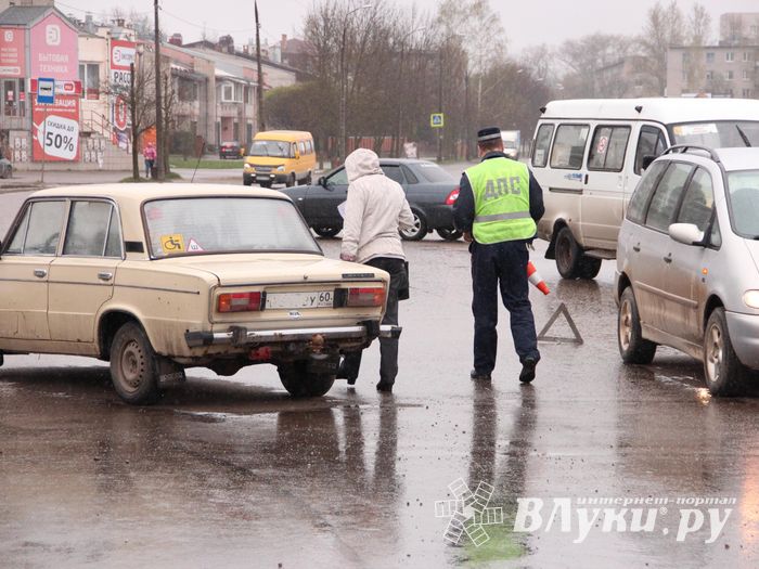 Ну не умеют в Великих Луках ездить по кольцу
