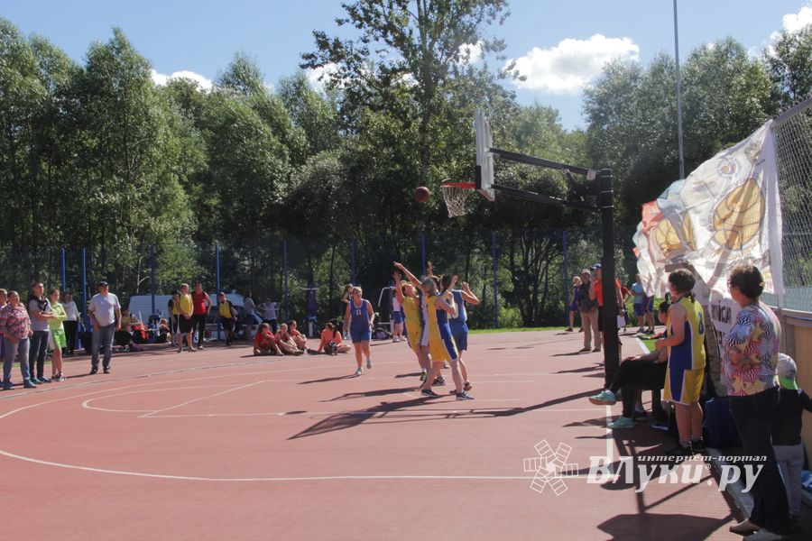 «Оранжевый мяч» в Великих Луках в День физкультурника (ФОТО)