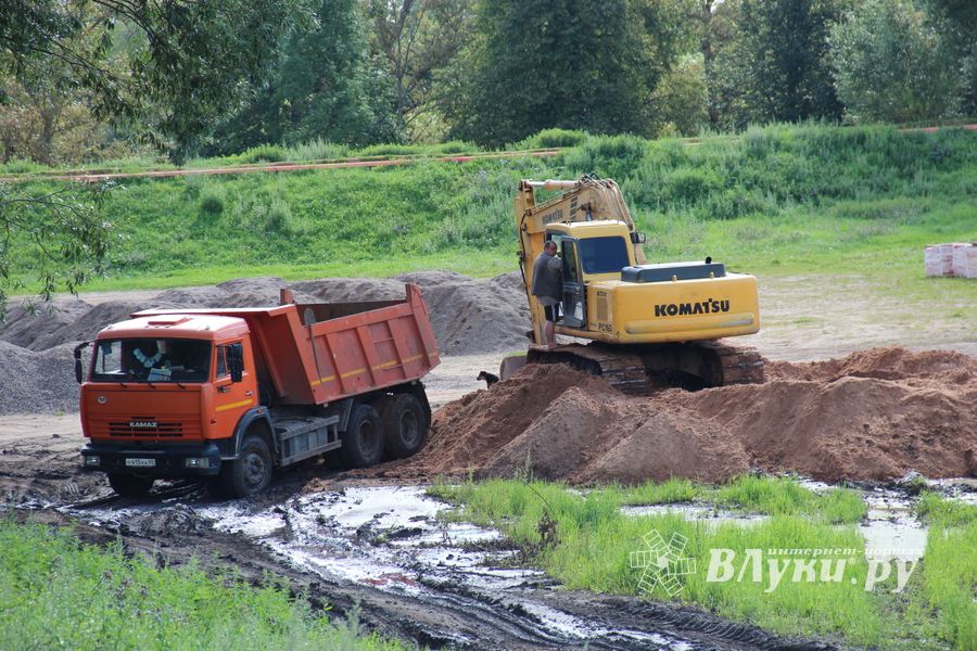 Совсем скоро великолучане смогут гулять по деревянным дорожкам Крепости (ФОТО)