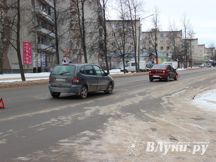 Два Renault столкнулись в Великих Луках (ФОТО)