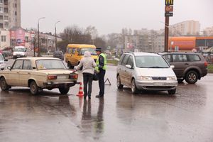Ну не умеют в Великих Луках ездить по кольцу