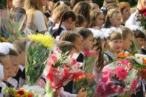 1 сентября в школах Великих Лук прошли Торжественные линейки (ФОТО)