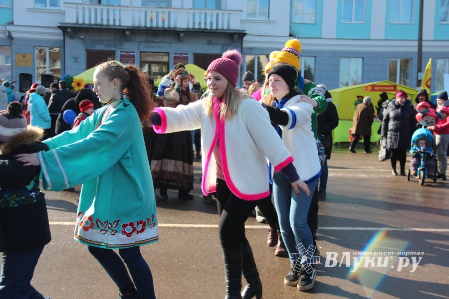 В Великих Луках широко отметили Масленицу (ФОТО)