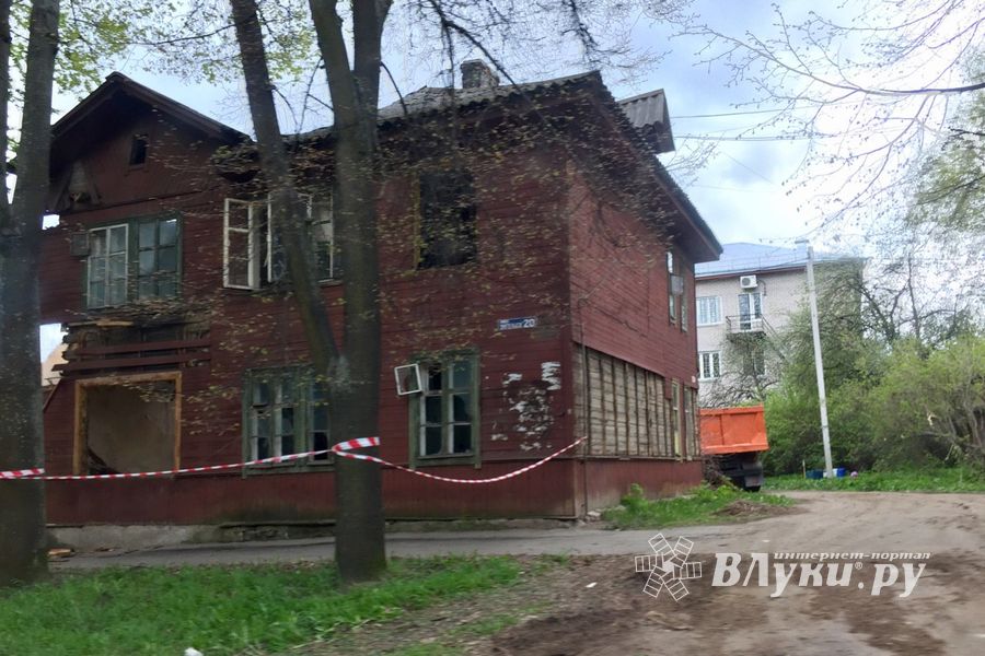 В Великих Луках сносят бараки (ФОТО)