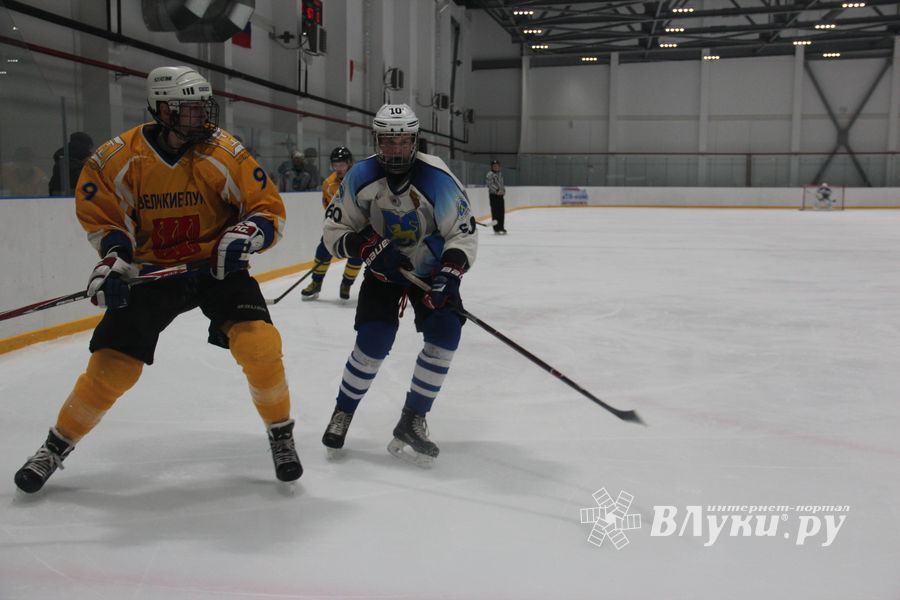 Две великолукские команды хоккеистов одержали победы в домашних матчах (ФОТО)