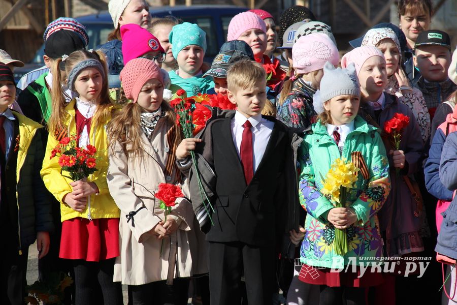 Ученики лицея №11 возложили цветы к могилам Братского кладбища (ФОТО)