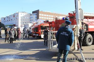 В центре Великих Лук спасатели продемонстрировали свою технику (ФОТО)
